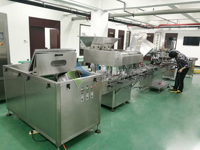 全自動瓶裝鈣片數粒灌裝封口貼標生產線